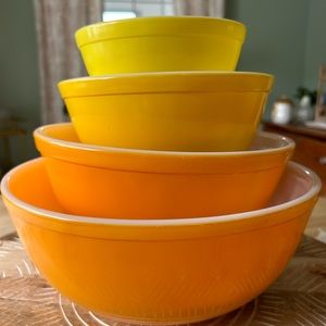 Pyrex mixing bowl set
